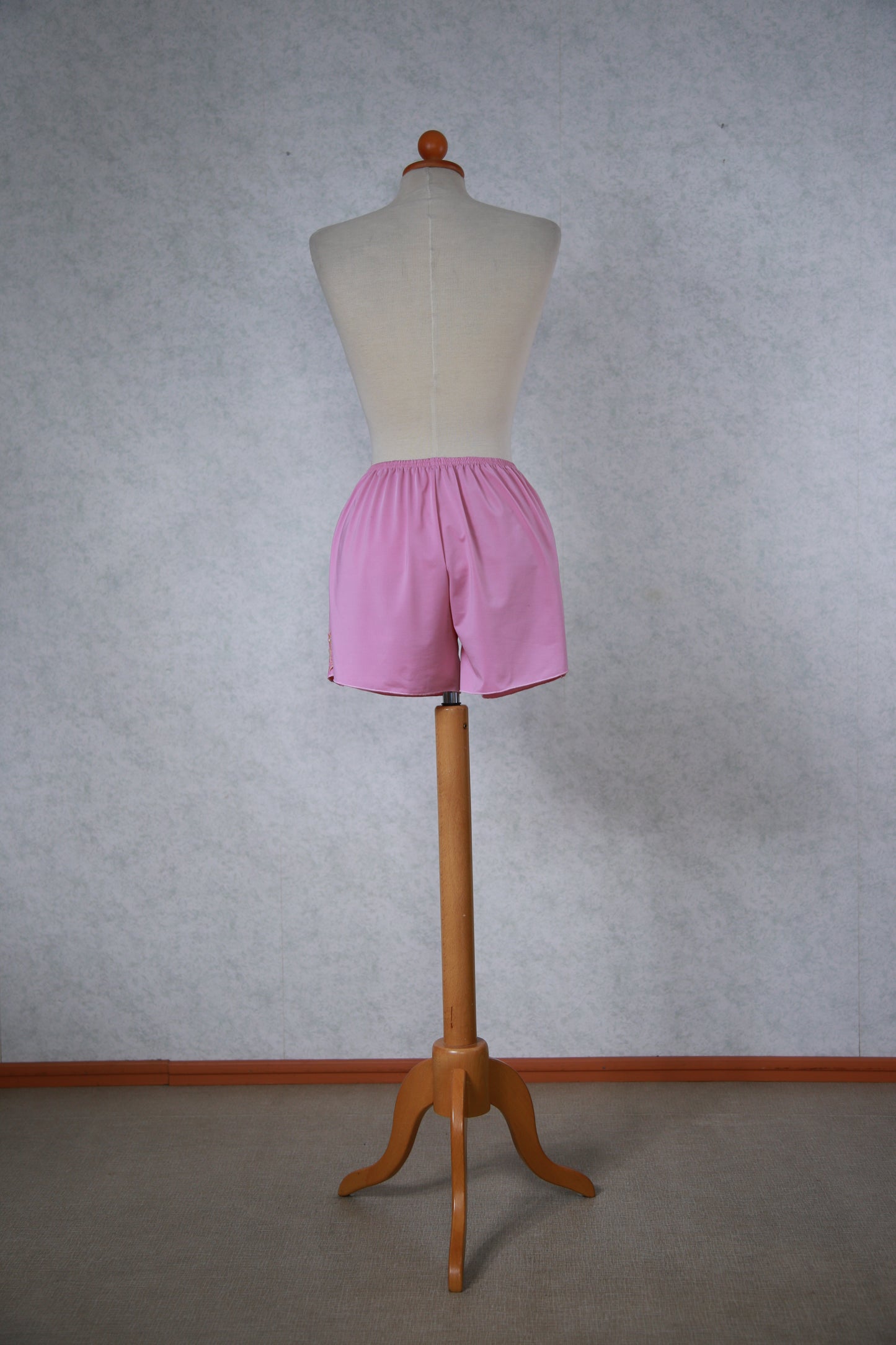 Vaaleanpunaiset shortsit pitsikoristeella