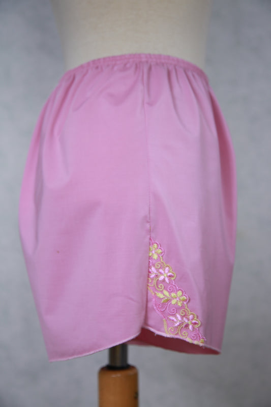 Vaaleanpunaiset shortsit pitsikoristeella