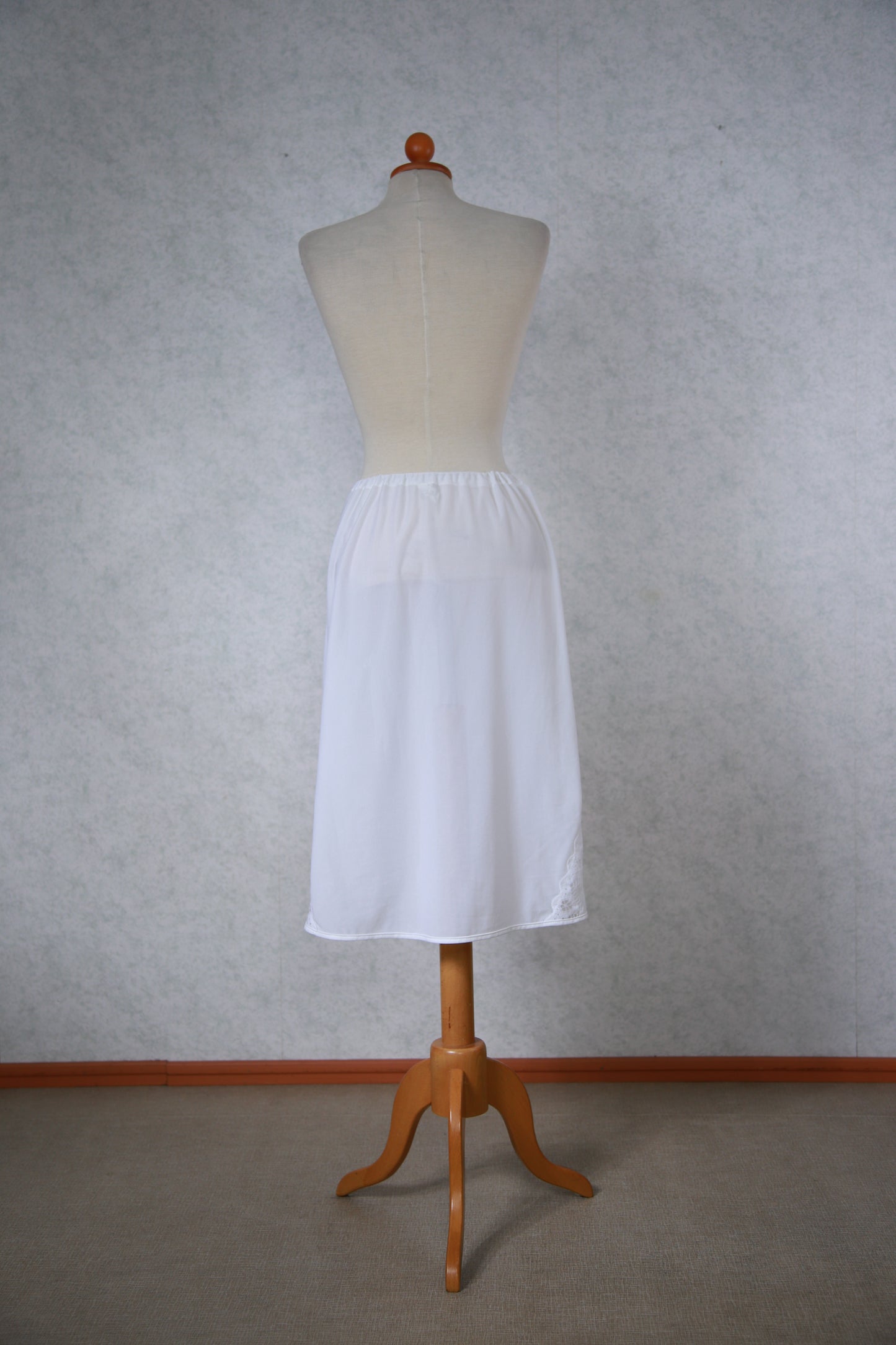 Valkoinen alushame pitsiyksityiskohdilla