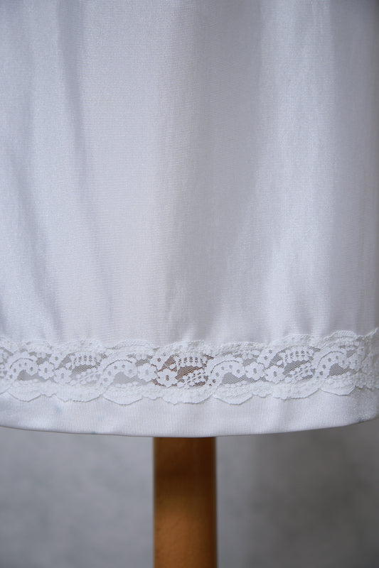 Valkoinen alushame pitsihelmalla