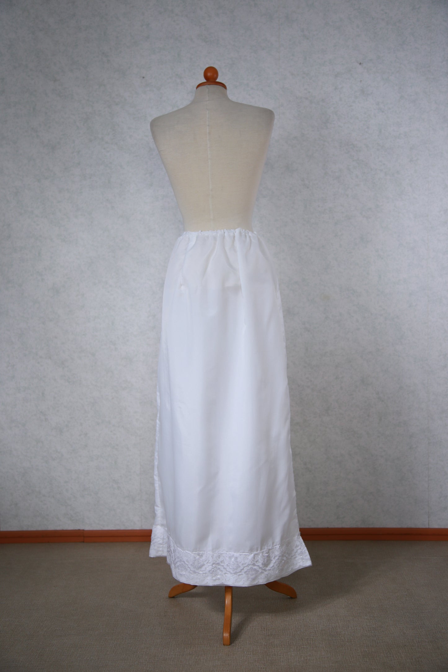 Valkoinen pitkä alushame pitsihelmalla