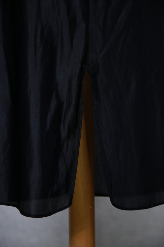 Musta alushame halkiolla