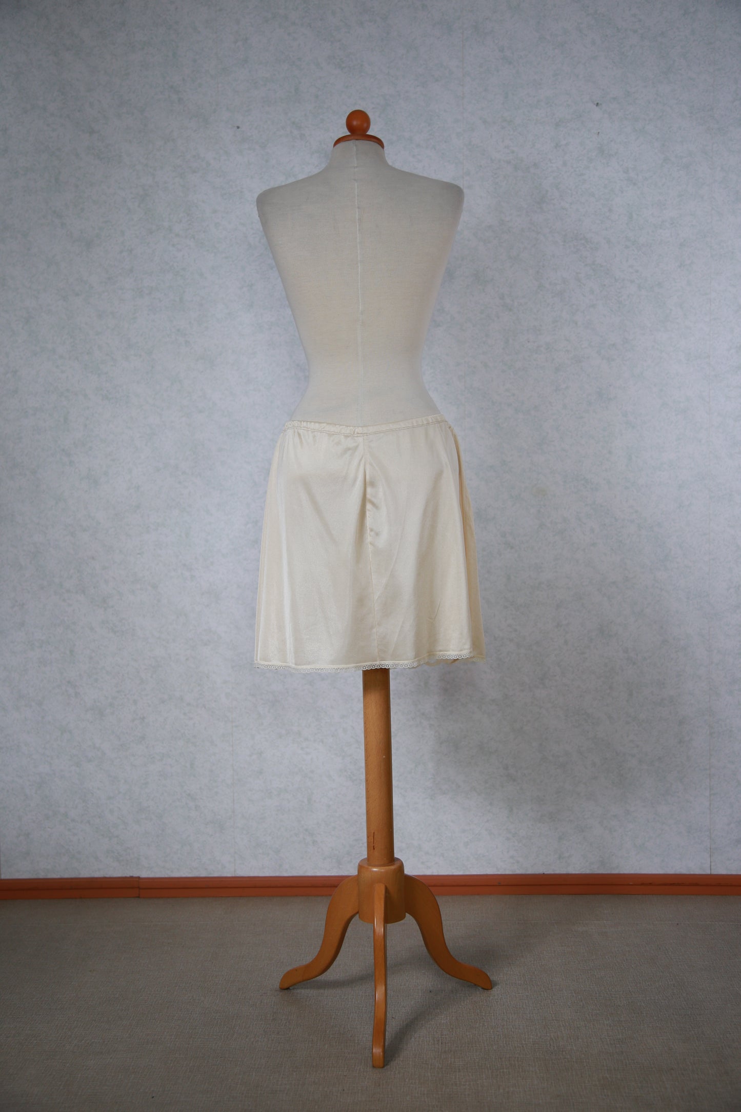 Vaalea lyhyt alushame pitsihelmalla