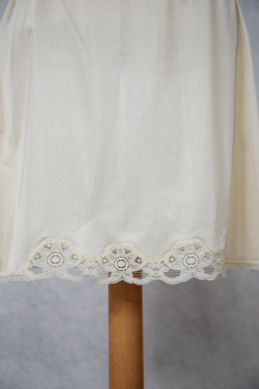 Vaalea lyhyt alushame pitsihelmalla