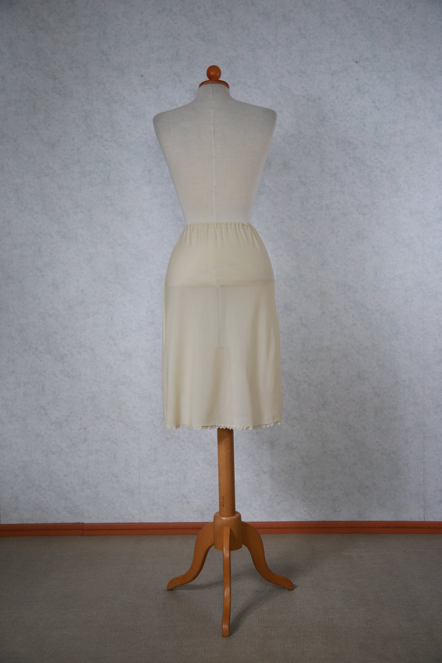 Vaalea alushame halkiolla