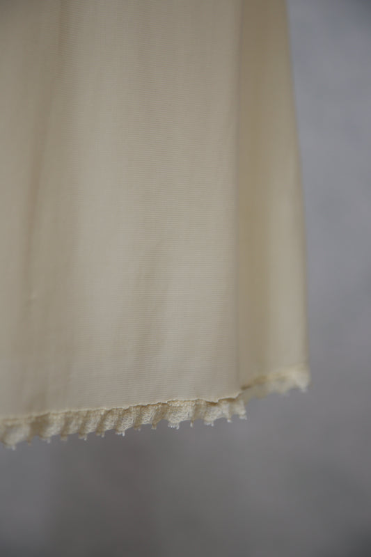 Vaalea alushame halkiolla