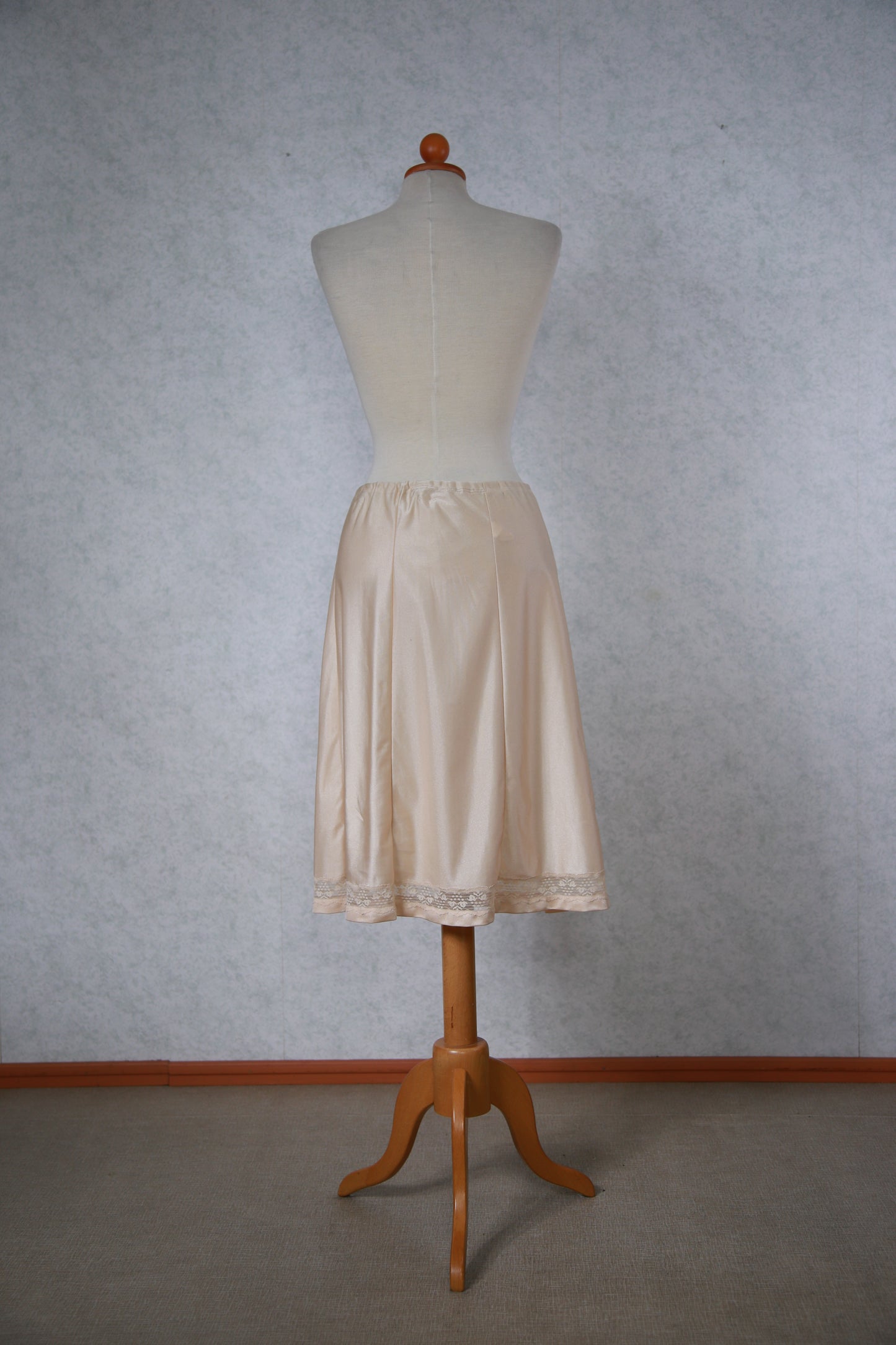 Vaalea alushame pitsihelmalla