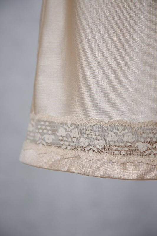 Vaalea alushame pitsihelmalla