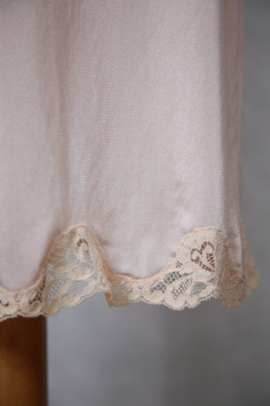 Vaalea alushame pitsihelmalla