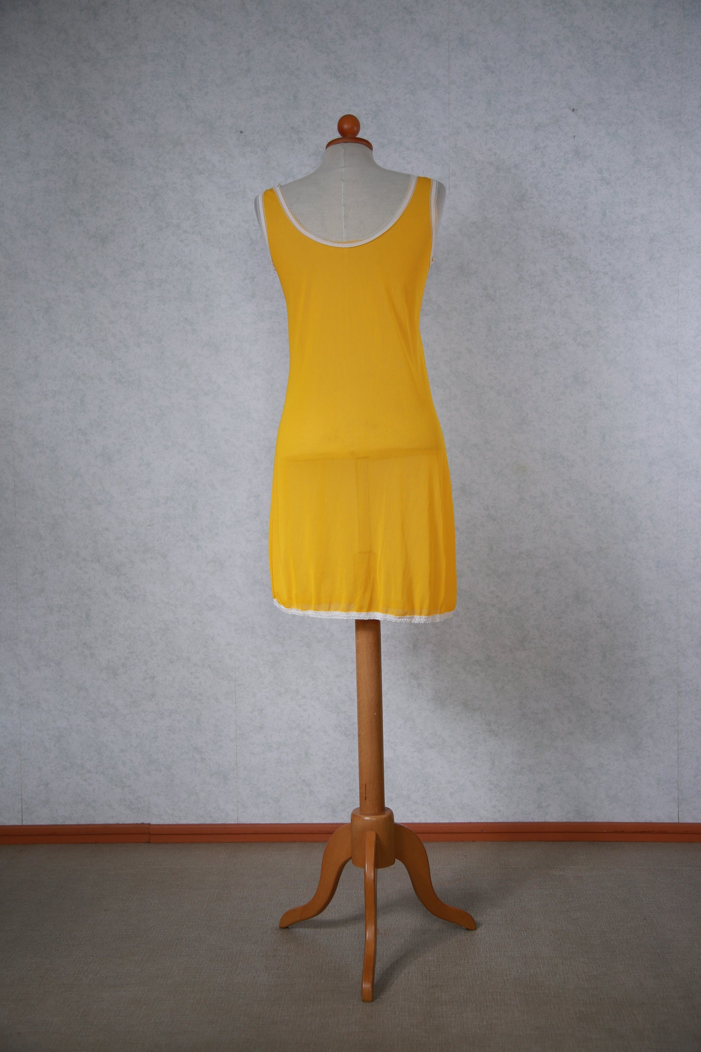 Keltainen pitsikoristeinen alusmekko