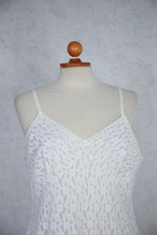 Valkoinen pitsinen alusmekko