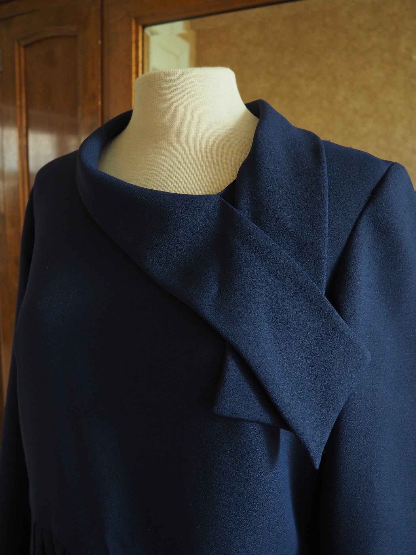 Tummansininen huivikaulus mekko