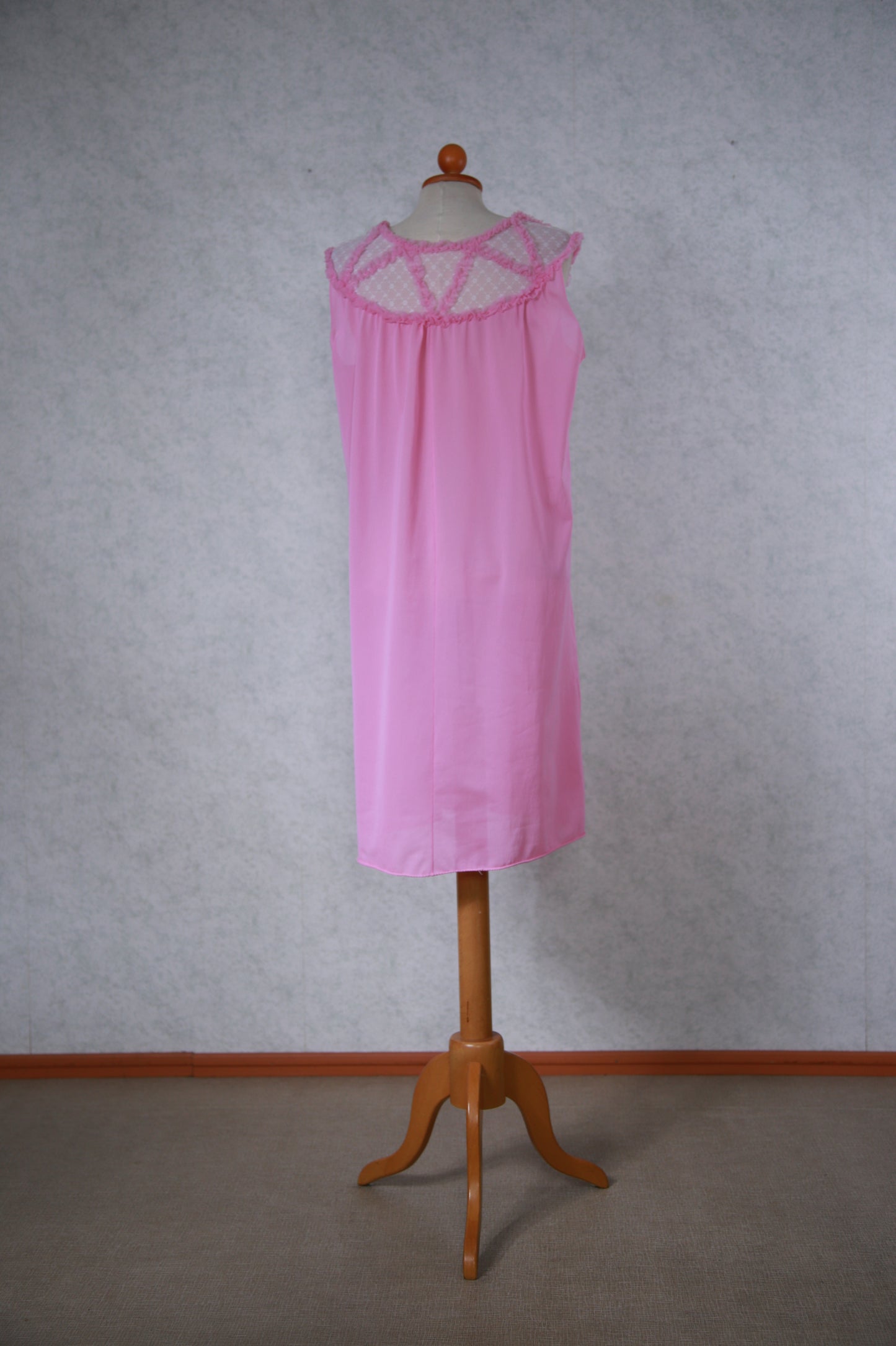 Pinkki röyhelöinen yöpaitamekko