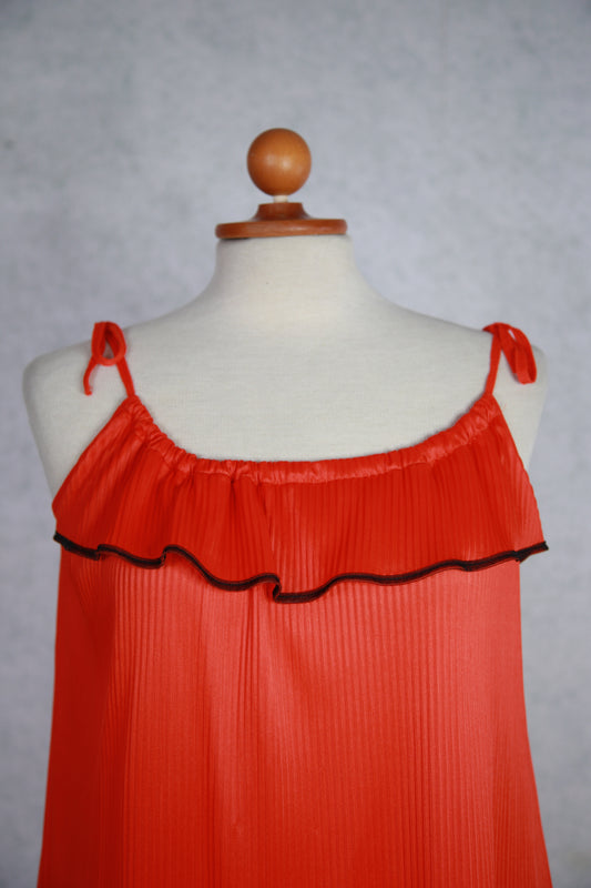 Punainen röyhelökoristeltu yöpaita