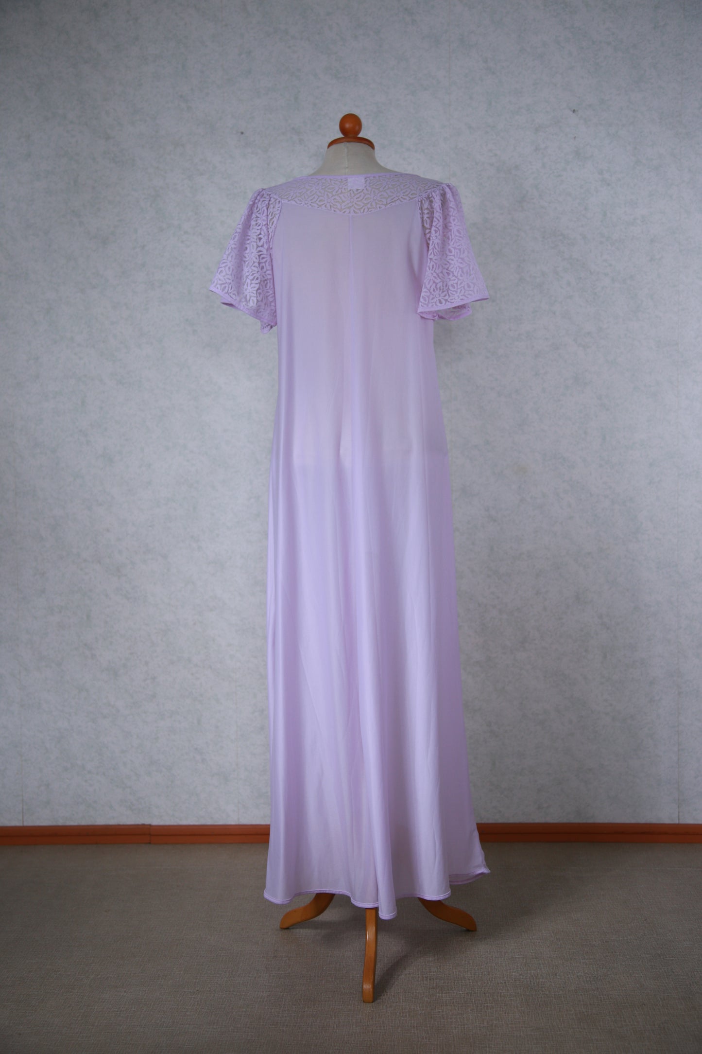 Laventelin värinen pitsikoristeinen Hillevi yöpaita