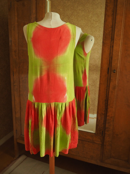 Punavihreä kuviollinen mekko