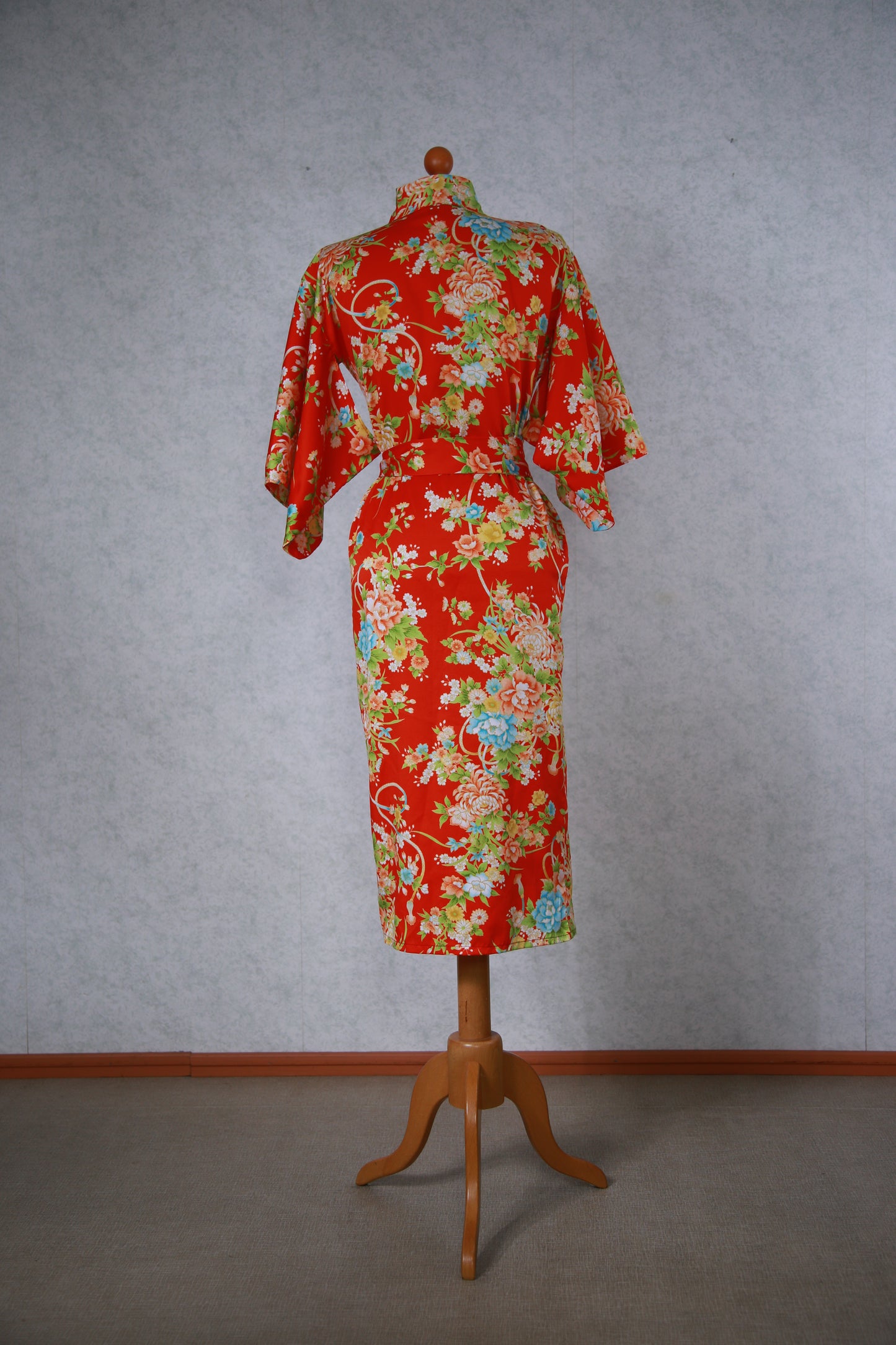 Punainen kukkakuviollinen aamutakki