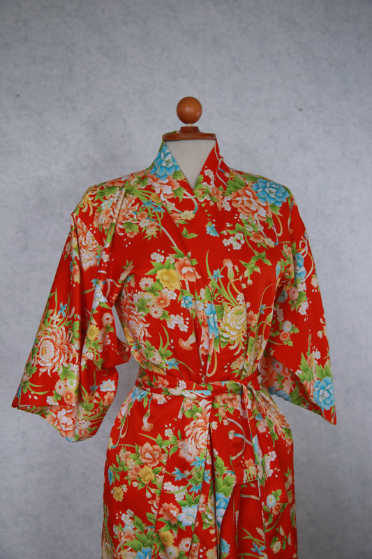 Punainen kukkakuviollinen aamutakki