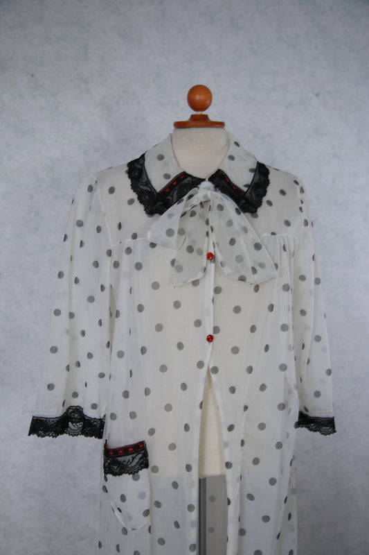 Valkoinen pallokuviollinen aamutakki