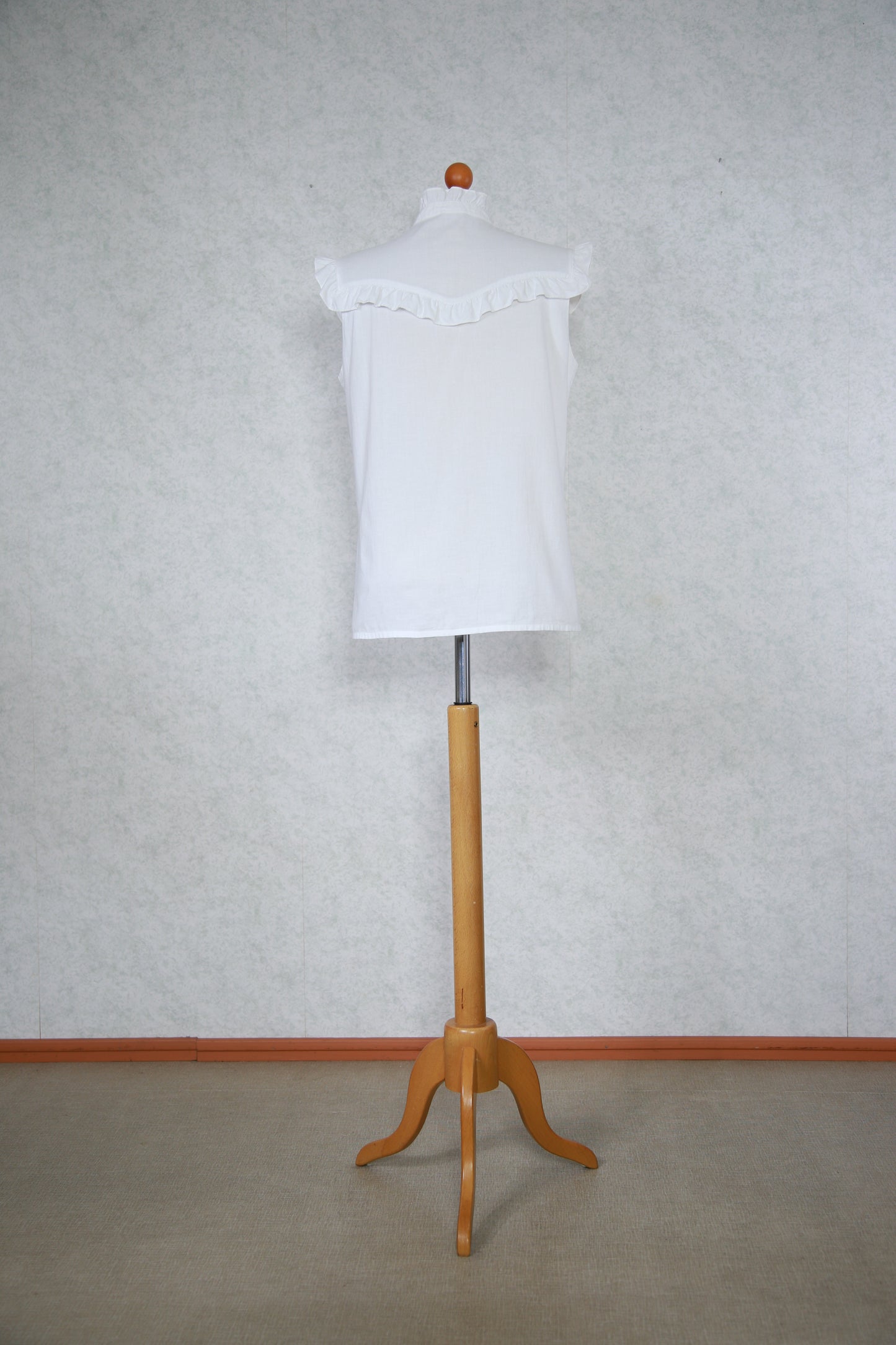 Valkoinen röyhelöinen hihaton S-Style paita