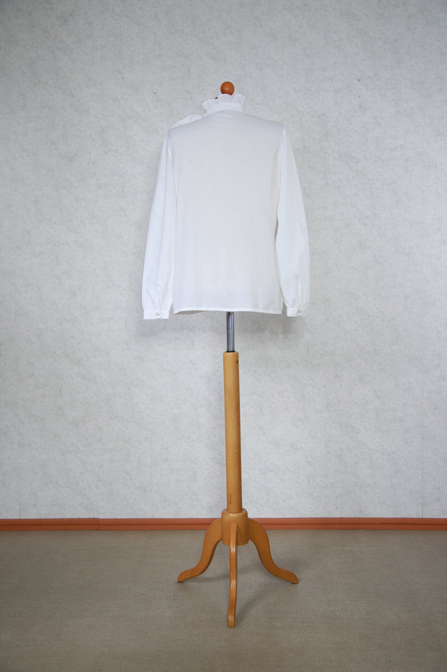 Valkoinen röyhelöinen pitkähihainen S-Style kauluspaita