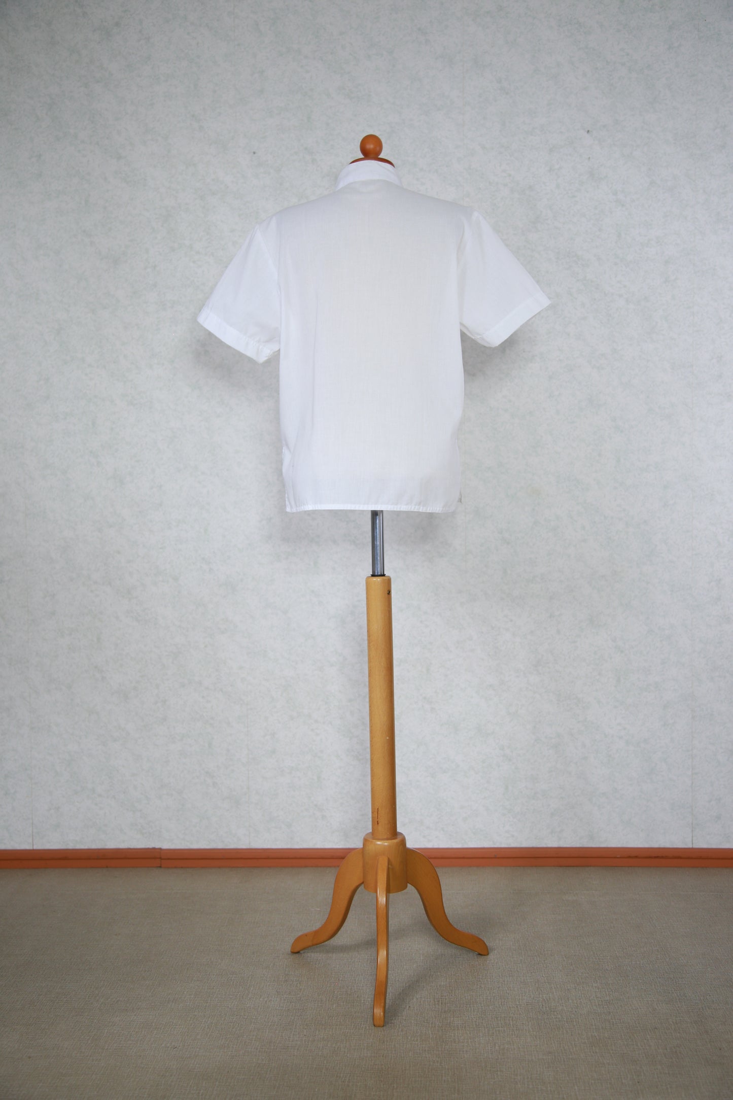 Valkoinen applikointi koristeltu kauluspaita