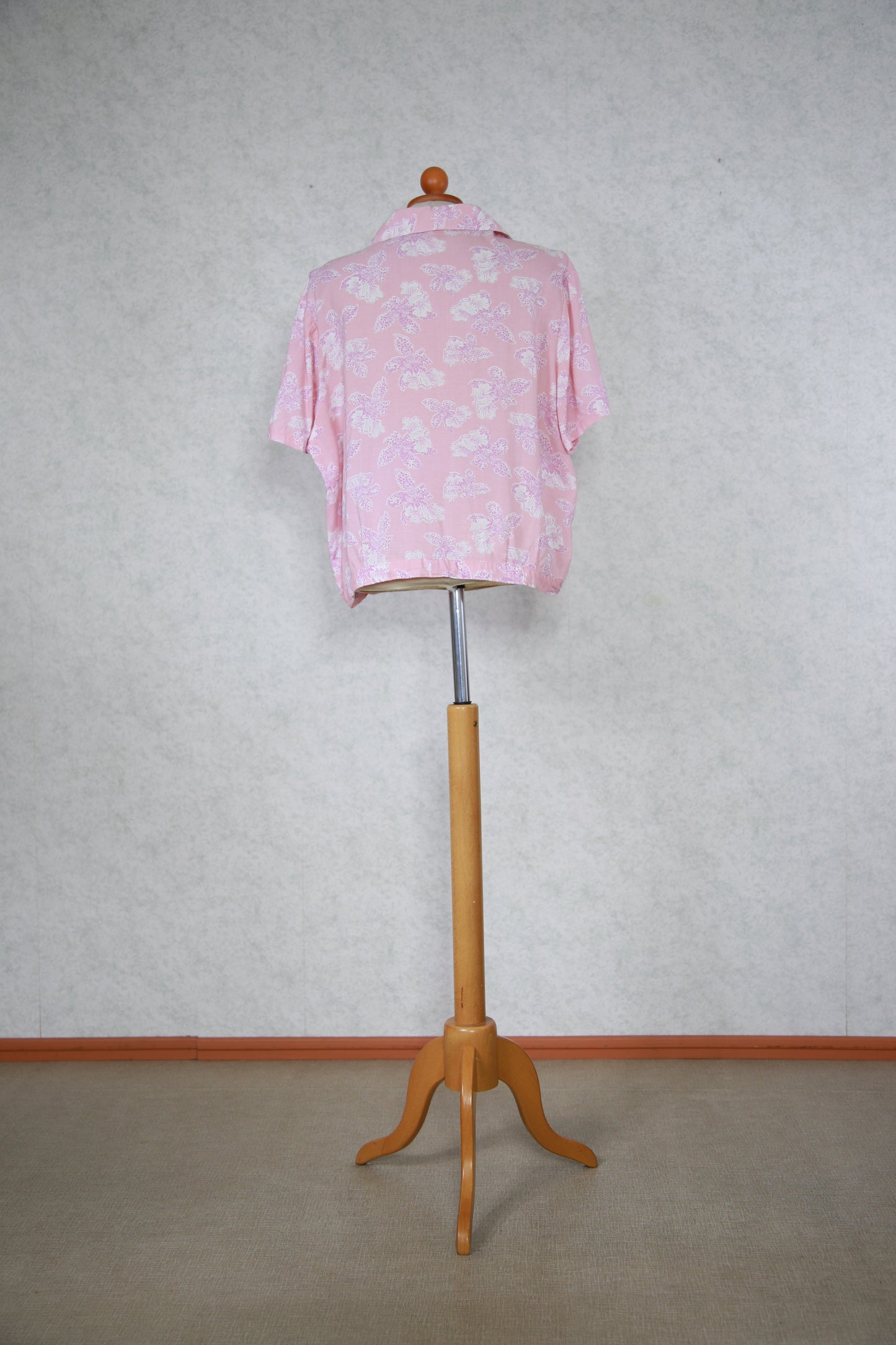 Vaaleanpunainen kukkakuviollinen pusero