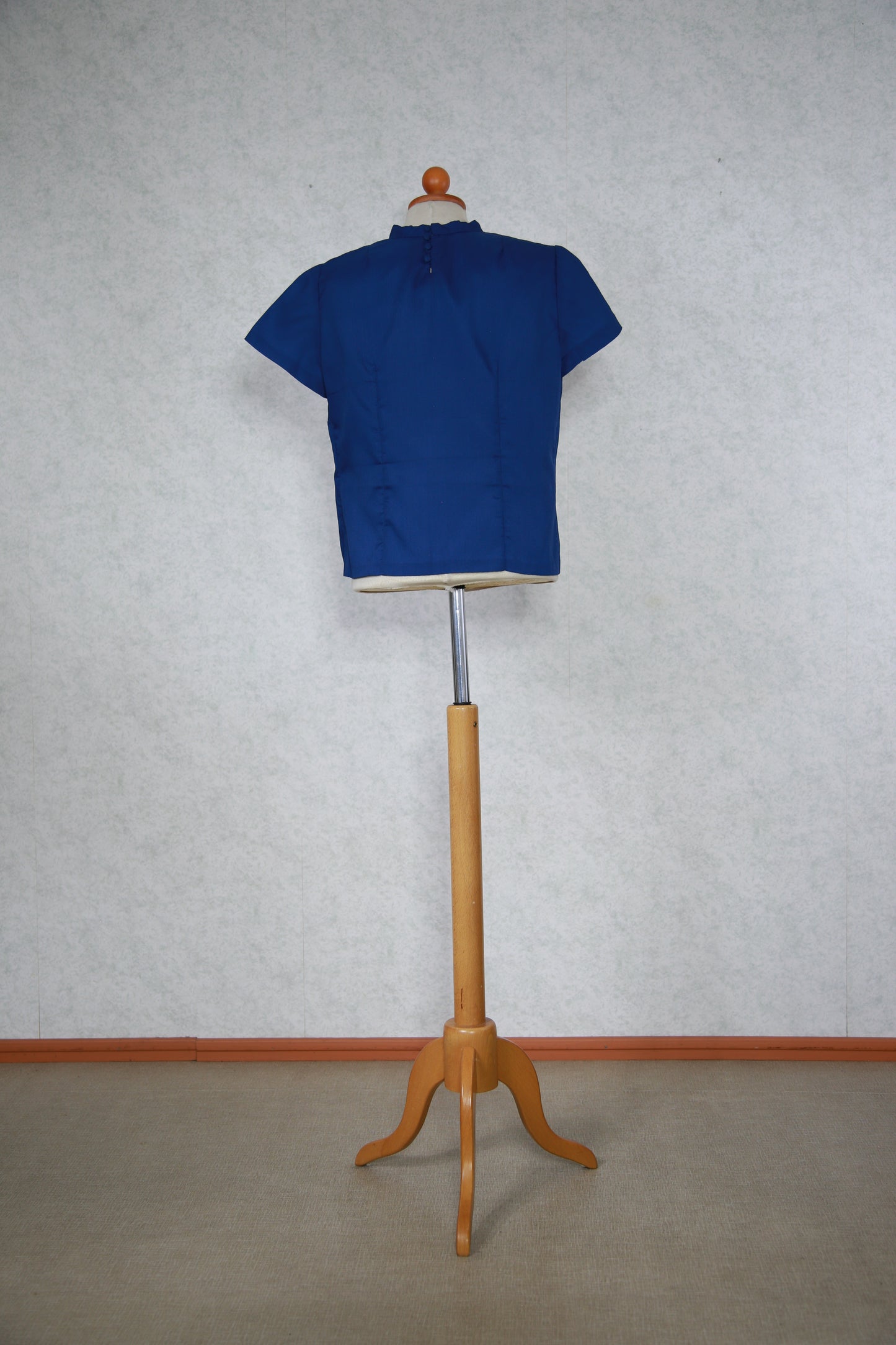 Tummansininen lyhyt pusero