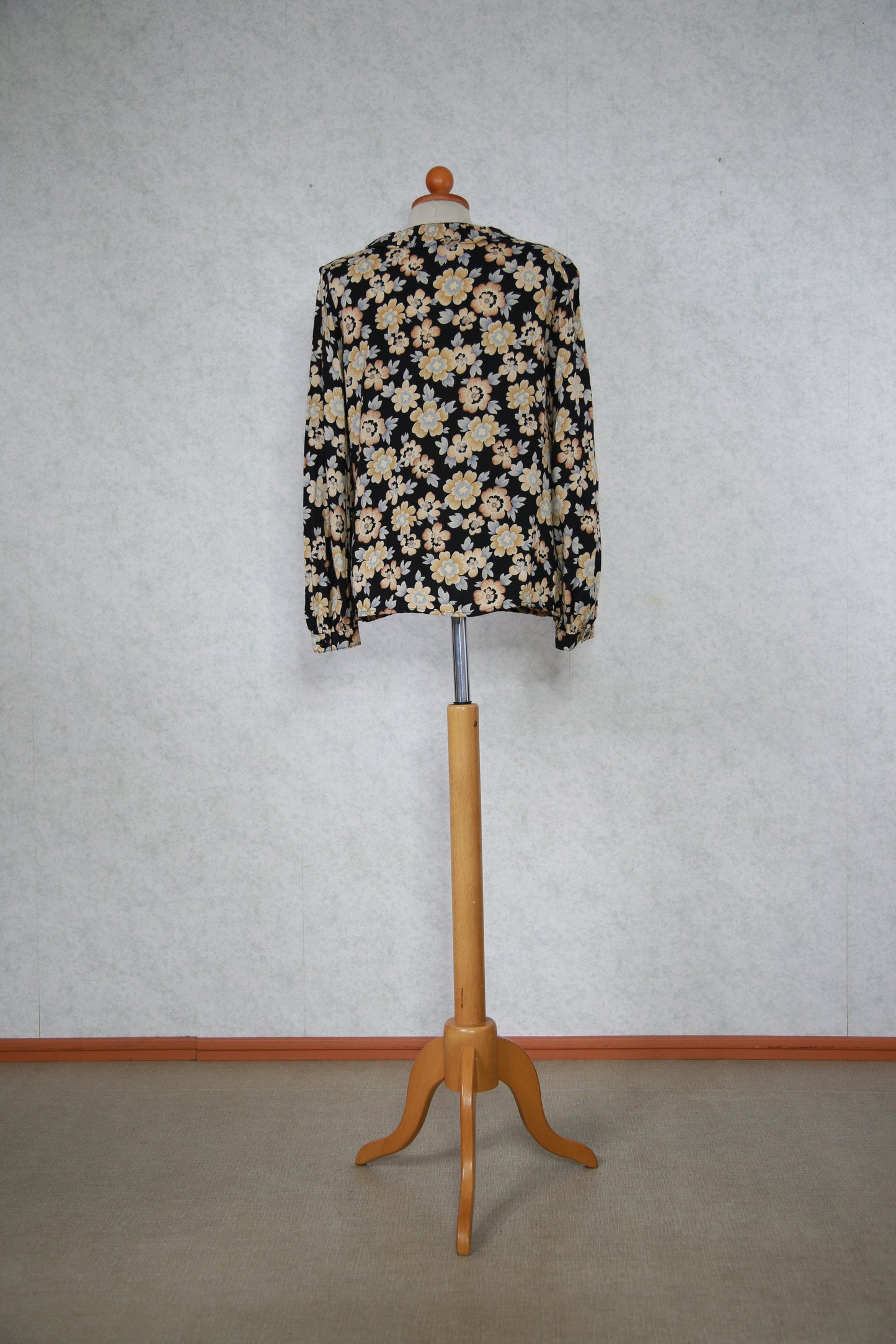 Musta kukkakuvioinen röyhelö pusero