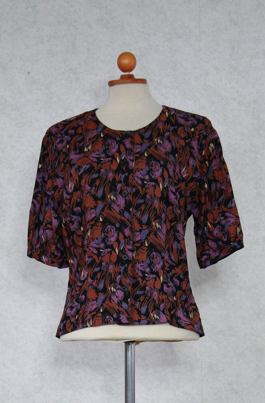 Musta kuviollinen pusero