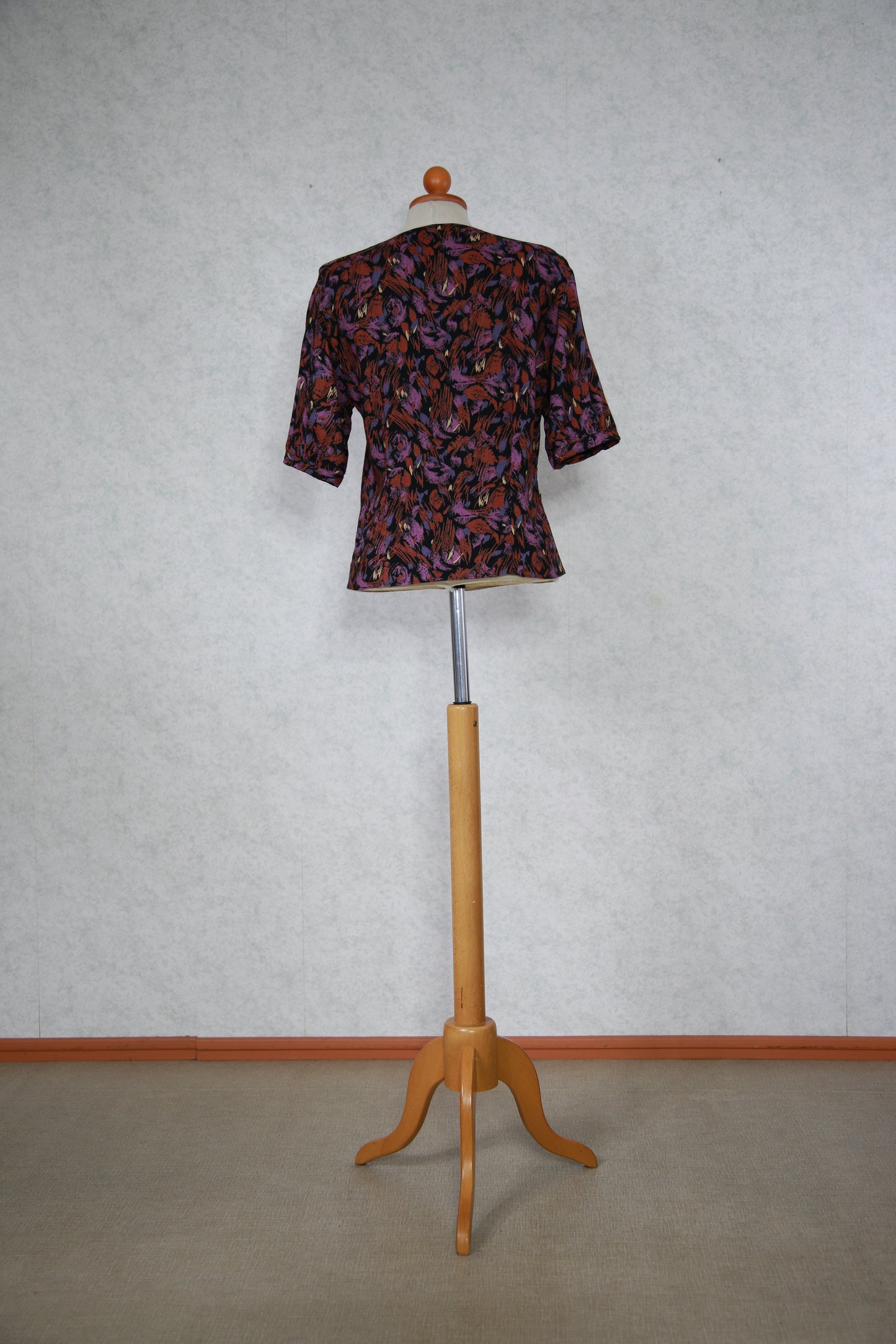 Musta kuviollinen pusero