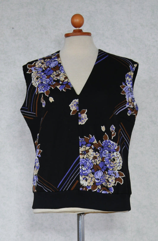 Musta kukkakuviollinen hihaton toppi