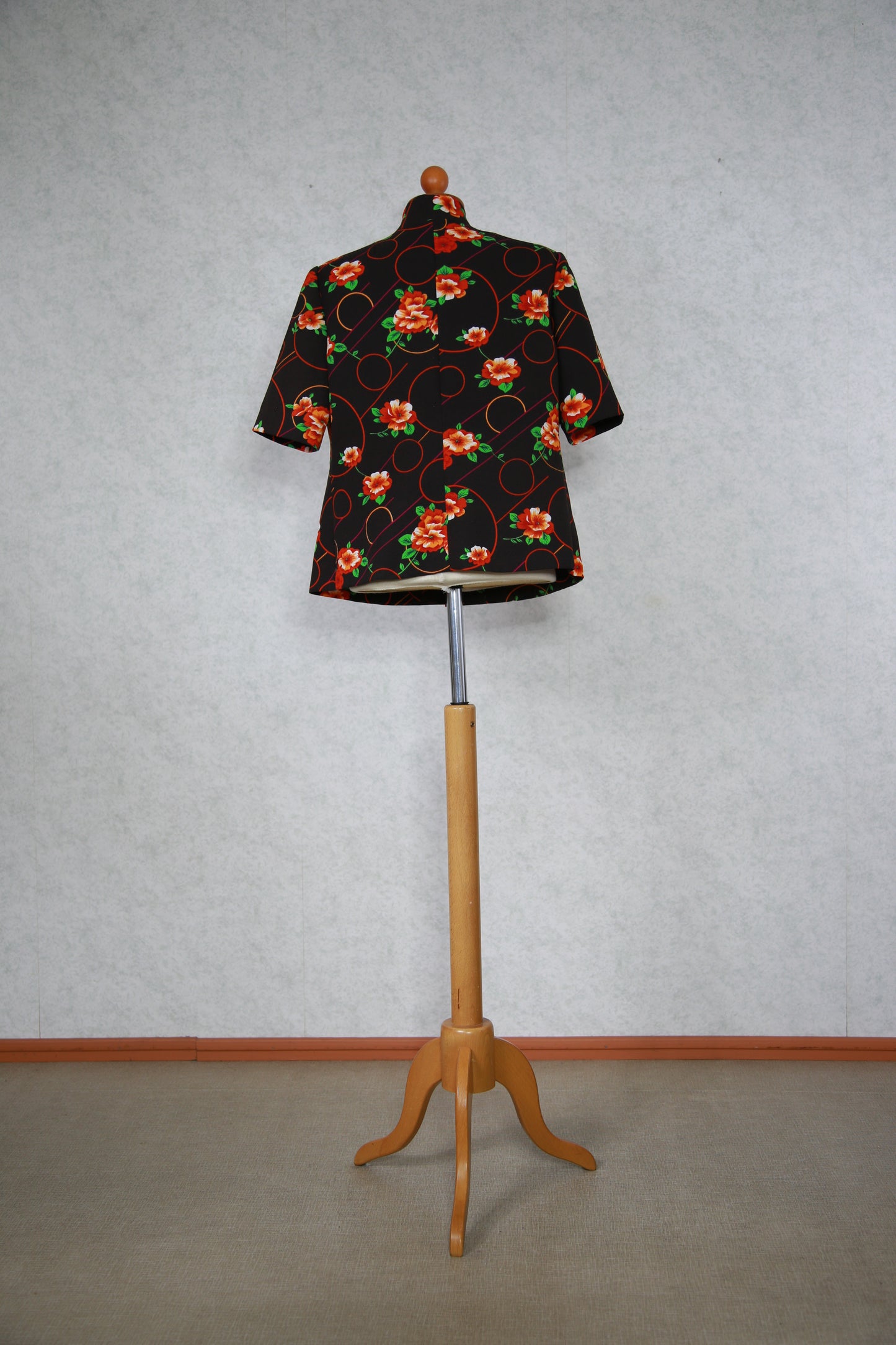 Ruskea kukkakuviollinen lyhythihainen pusero huivikauluksella