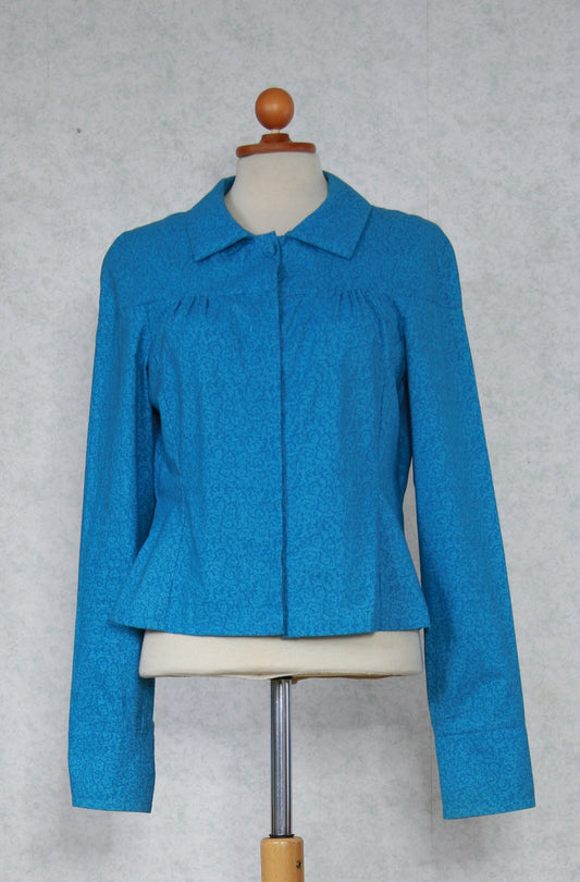 Vaaleansininen kuviollinen pitkähihainen pusero