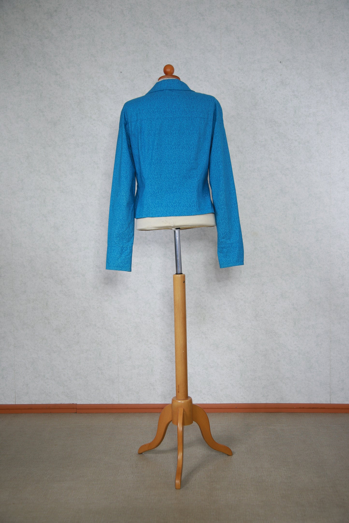 Vaaleansininen kuviollinen pitkähihainen pusero