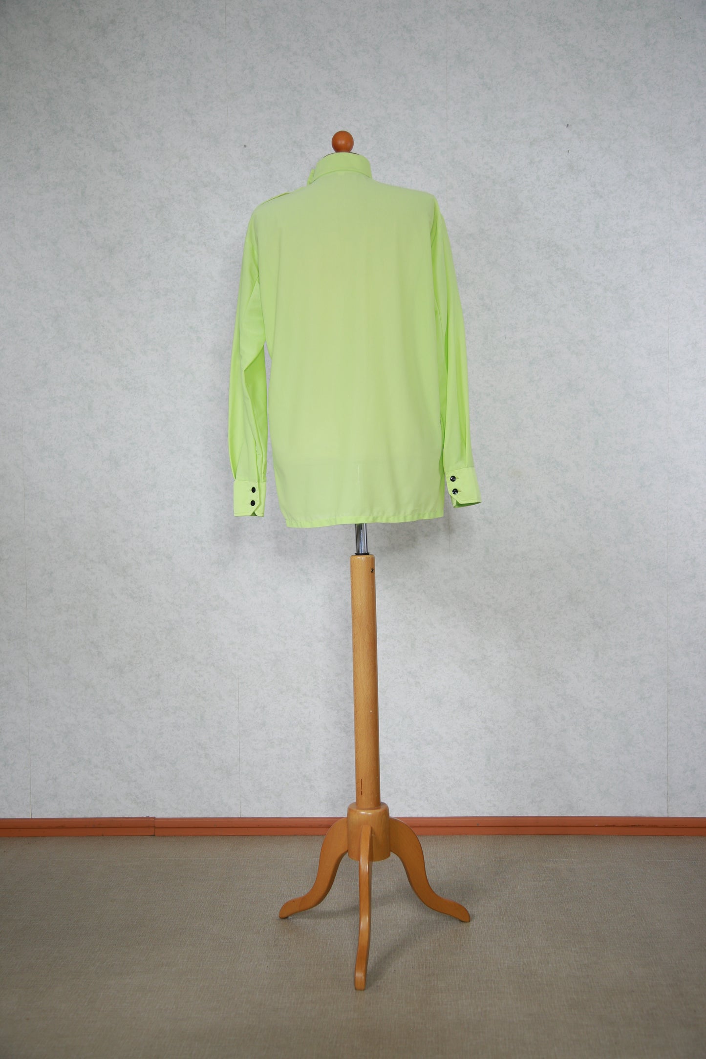 Vaaleanvihreä pitkähihainen nylon paita