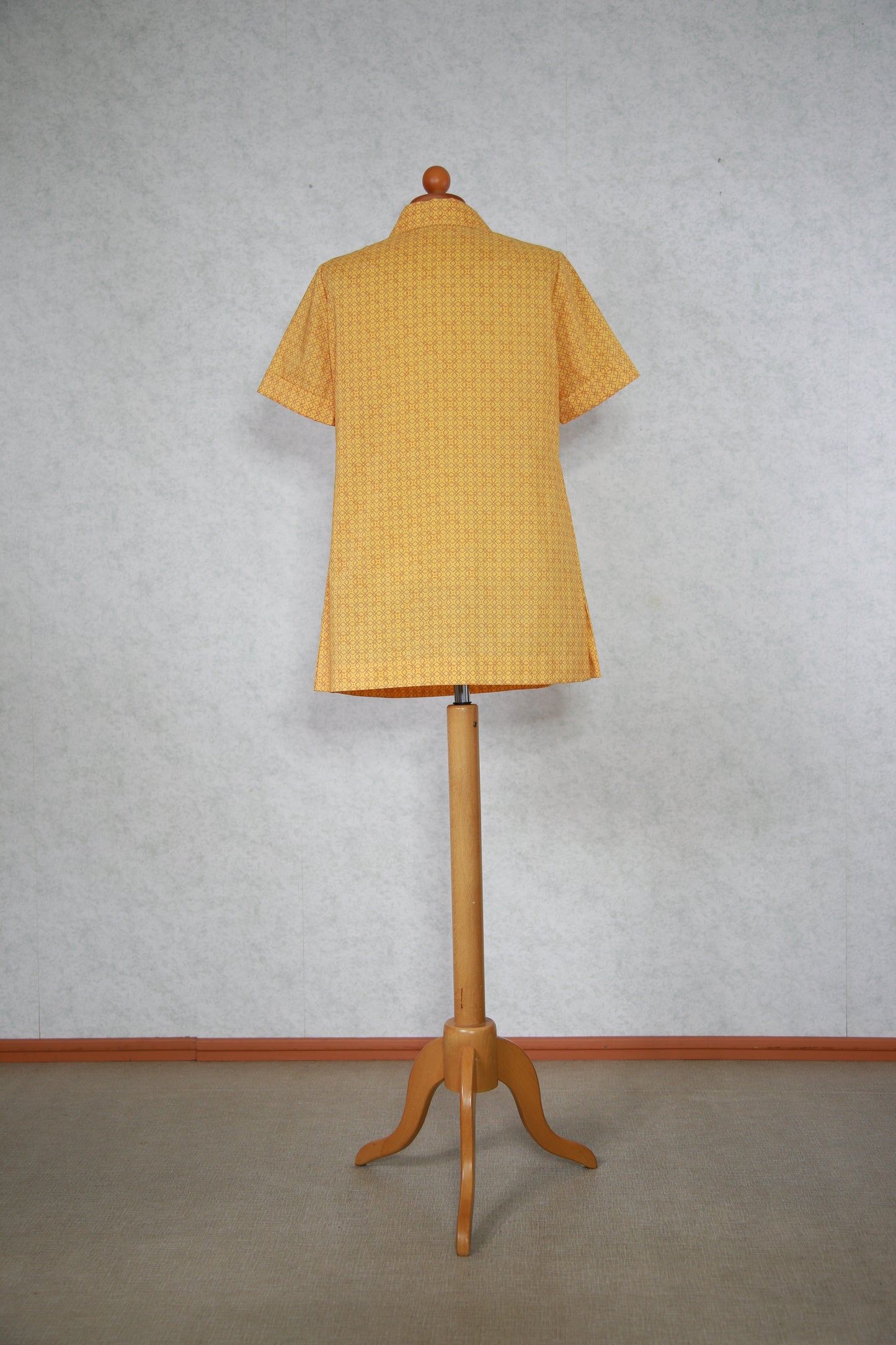 Keltainen kuviollinen lyhythihainen paita