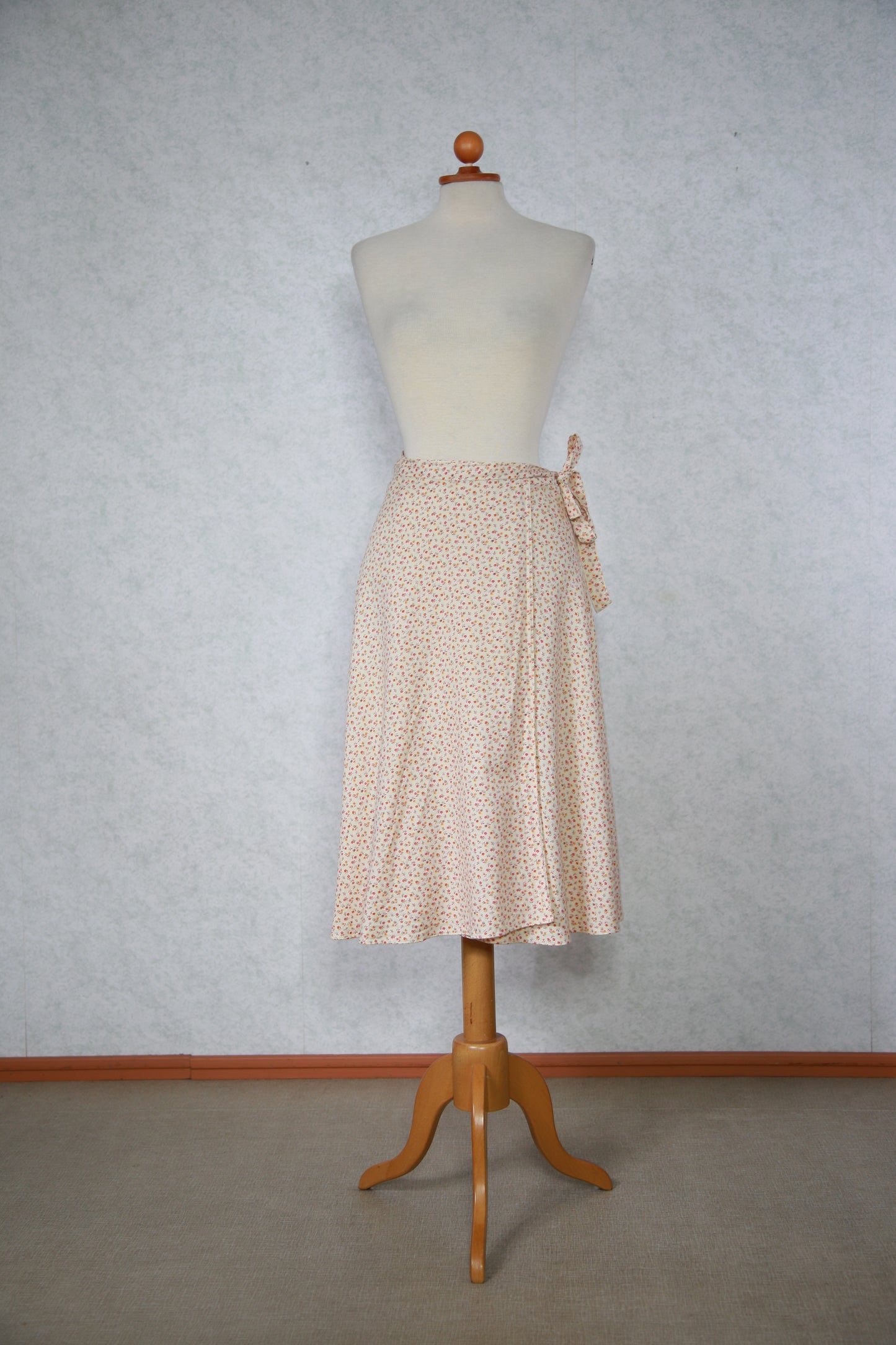 Vaalea kukkakuviollinen Stina kietaisuhame