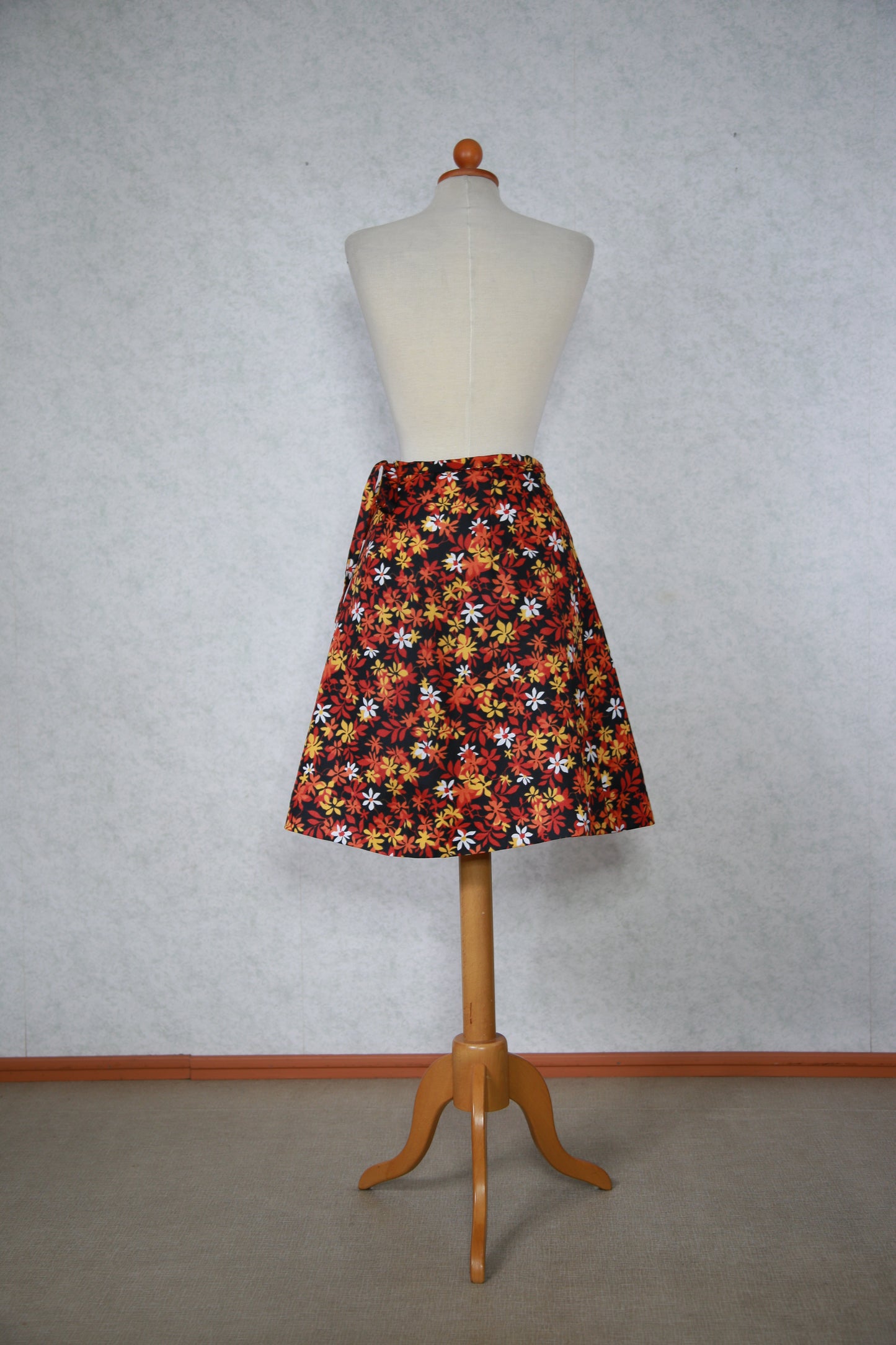 Kukkakuviollinen musta kietaisuhame