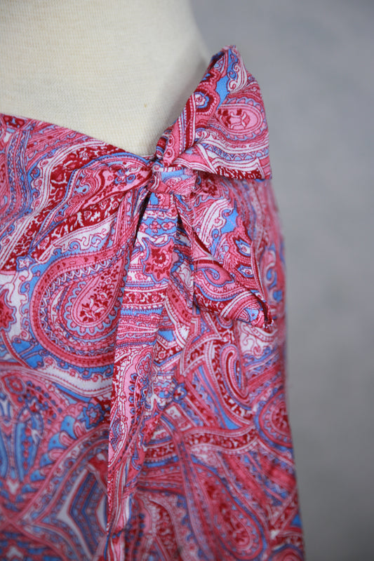 Pinkki kuviollinen kietaisuhame