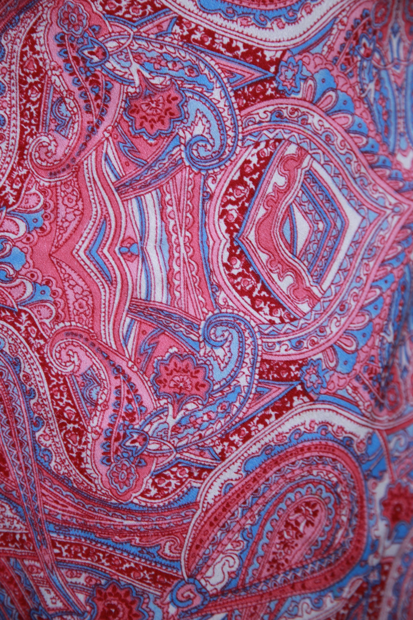 Pinkki kuviollinen kietaisuhame