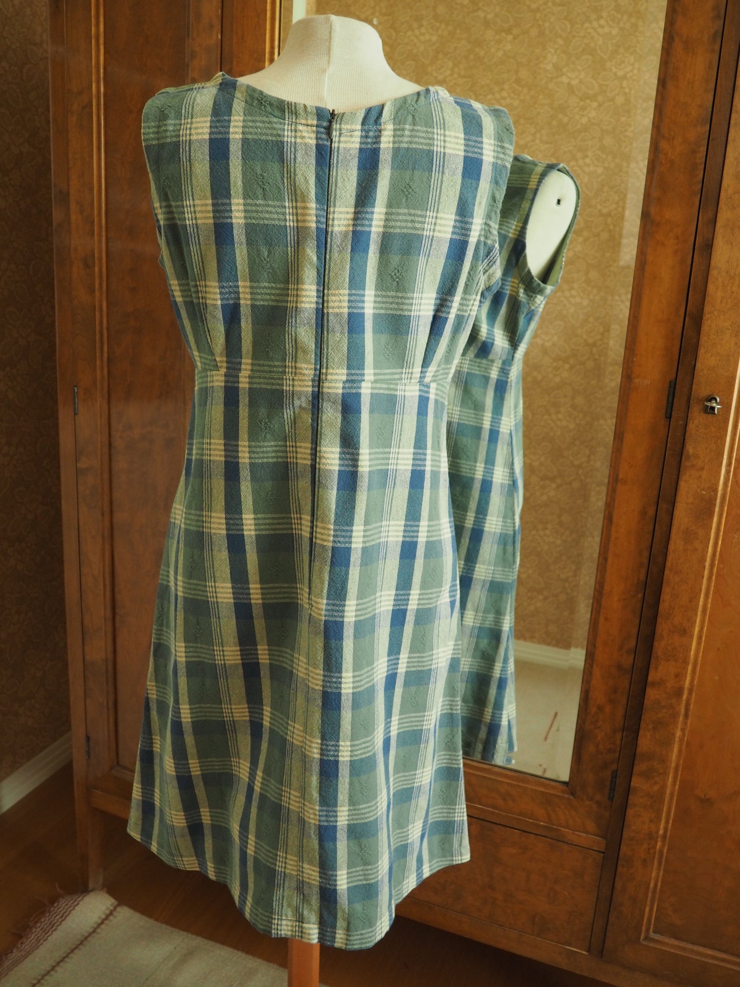 Vihreä ruudullinen mekko