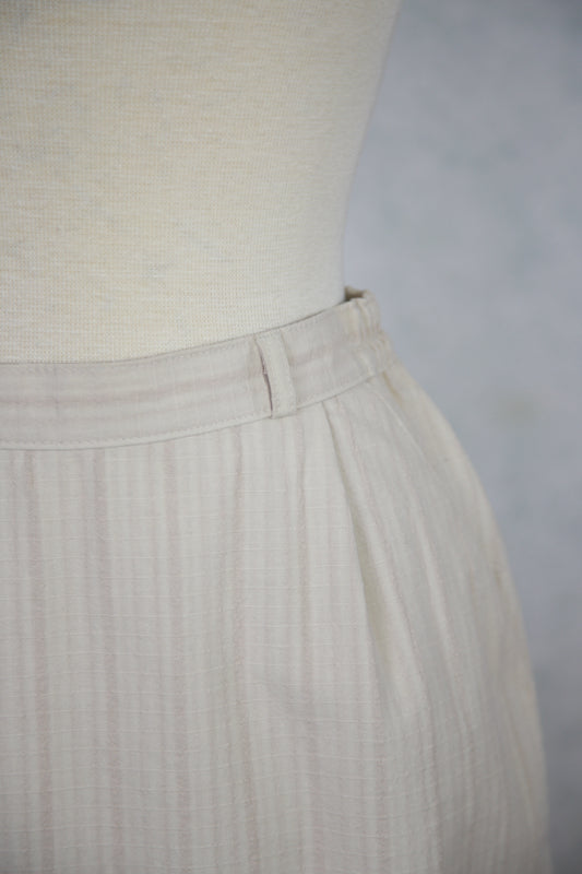 Vaalea raidallinen hame