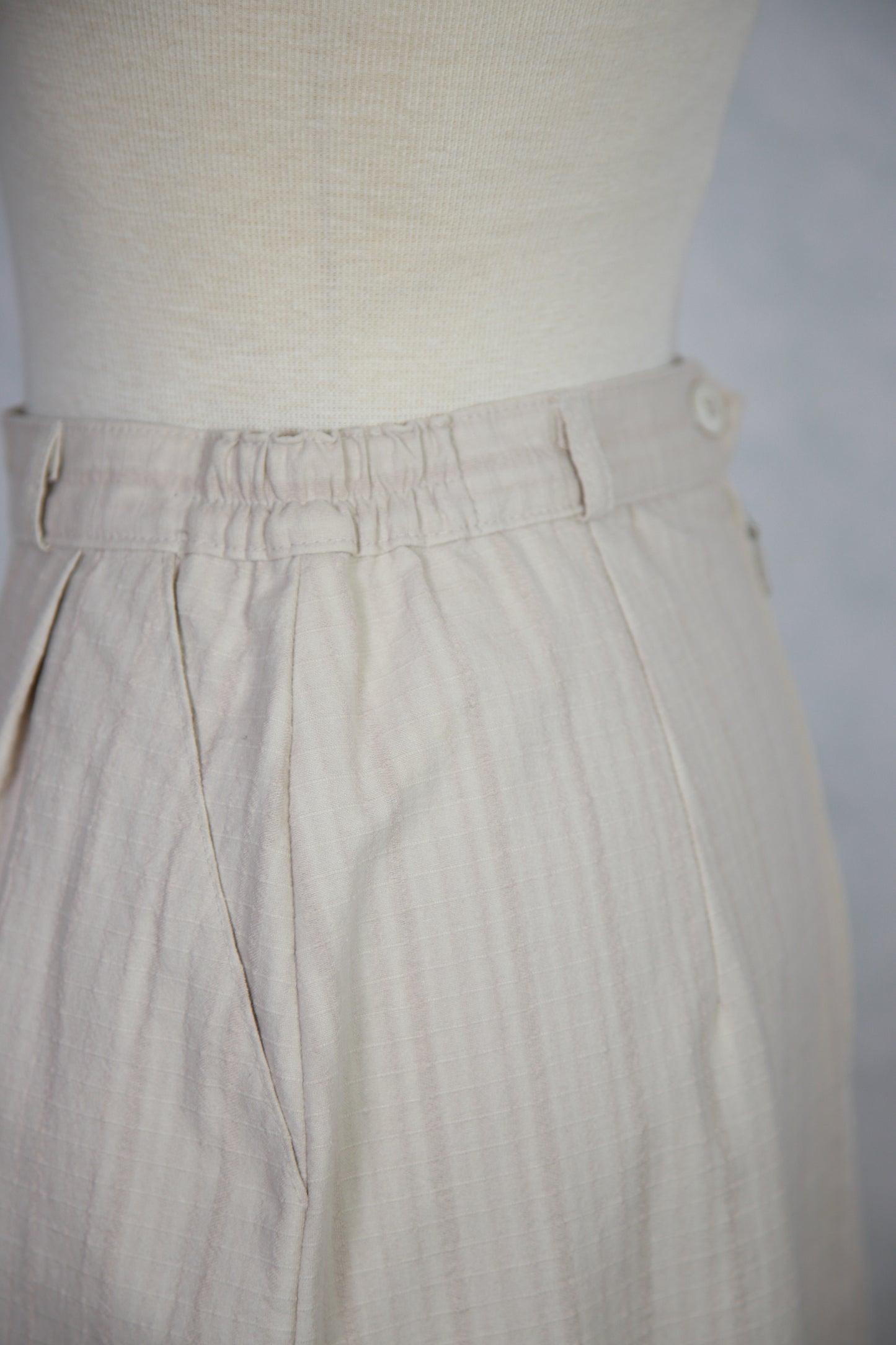 Vaalea raidallinen hame