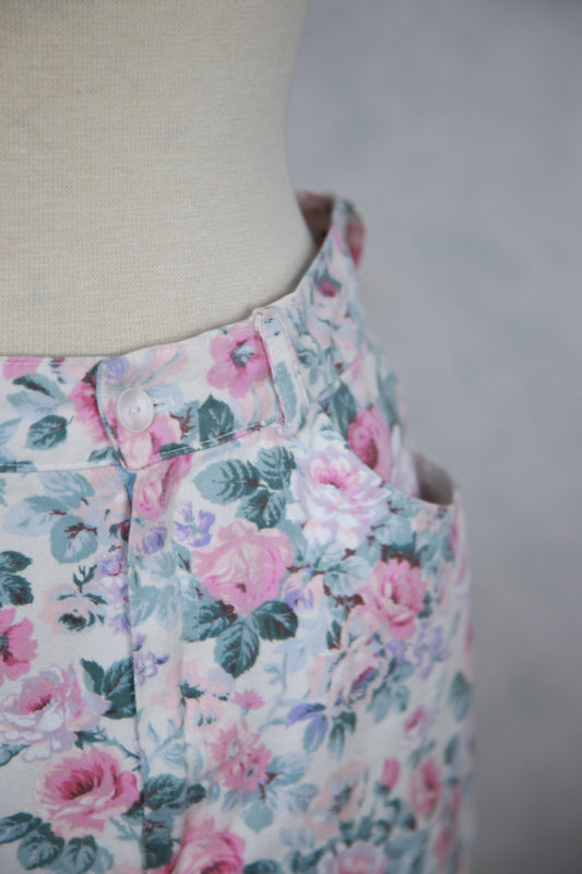 Vaalea kukkakuviollinen farkkuminihame