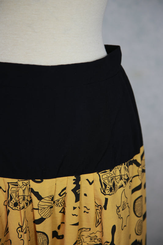 Keltainen ja musta kuviollinen hame