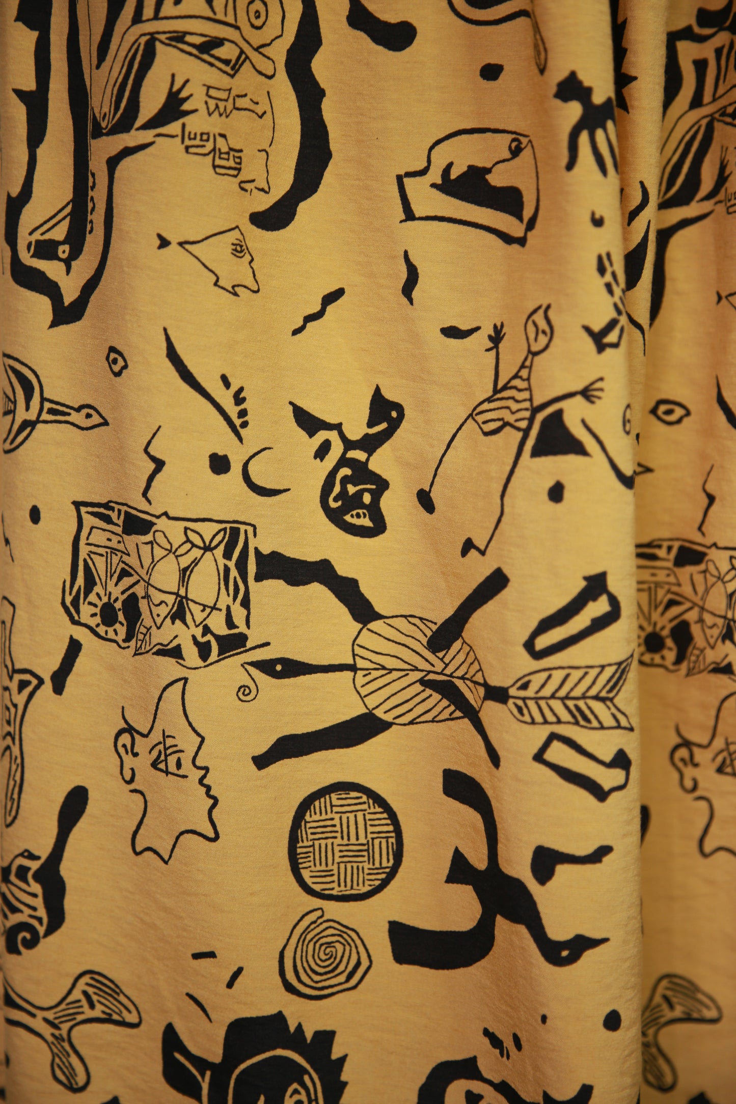 Keltainen ja musta kuviollinen hame