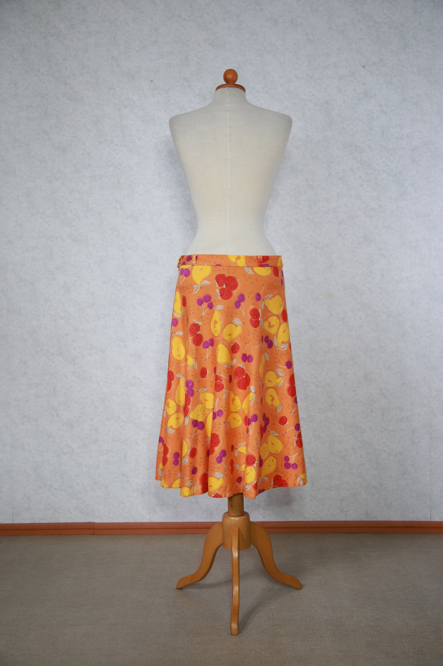 Oranssi hedelmäkuvioinen hame