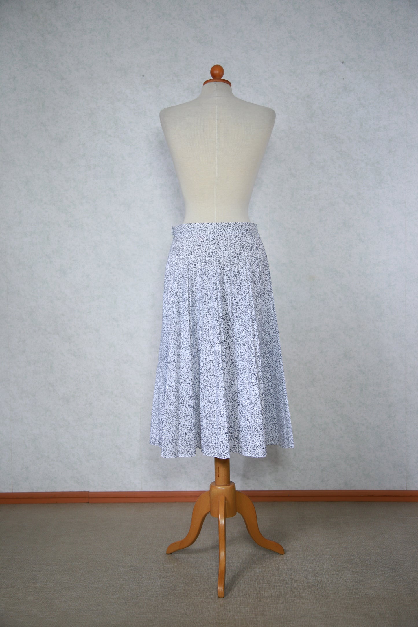 Valkoinen kukkakuviollinen Apollo vekkihame