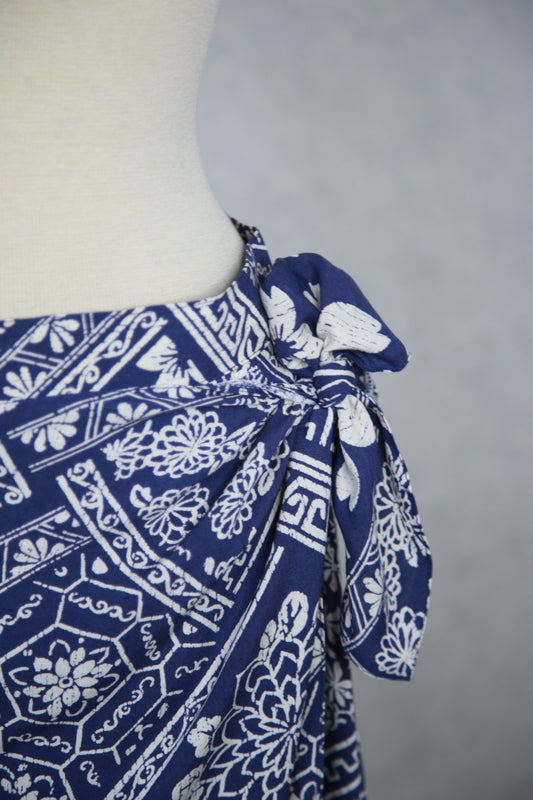 Sinivalkoinen kuviollinen hame